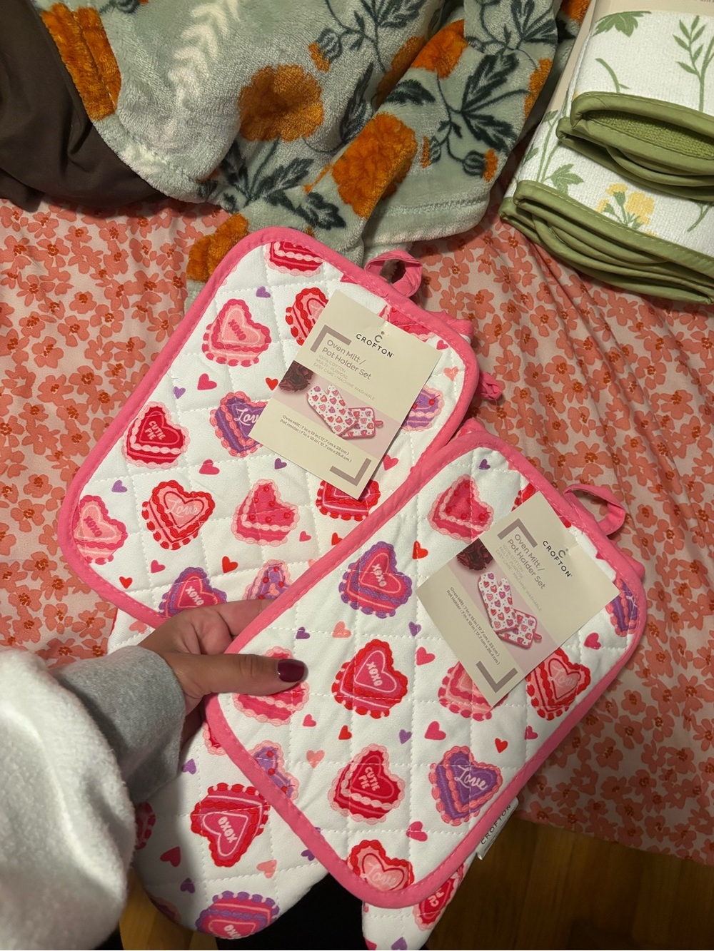 Crofton Heart Print Oven Mitt and Pot Holder Set - Pink & Red - Picture 4 of 4